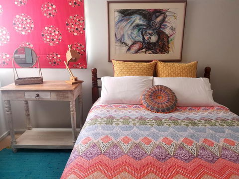 Colourful Creative Artist House Glen Waverley - Accommodation Asia 2