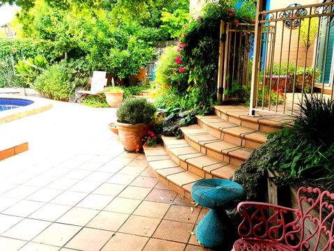 Colourful Creative Artist House Glen Waverley - Accommodation Asia 1