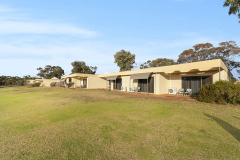 Comfort Inn & Suites Riverland - Accommodation Asia 3