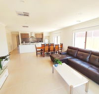 Comfortable 5BR House 6mins to Werribee Station.Great Ocean Road tourist stopover - Accommodation Asia