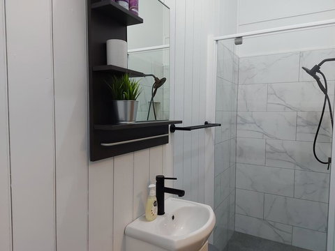 Comfortable Guest Room Closes To Emerald CBD - Accommodation Asia 1