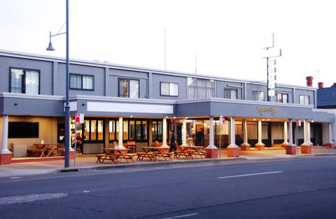 Commodore Motor Inn - Accommodation Guide 0
