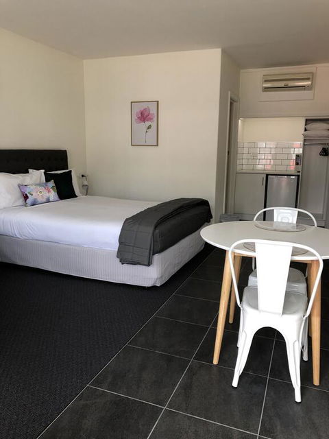 Commodore Motor Inn - Accommodation Guide 3