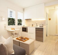 Cosy Flat in Art Deco Building Minutes From City - Accommodation Asia