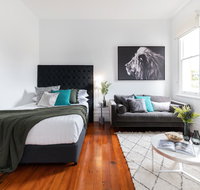 Cosy nook in inner-city Victorian mansion - Accommodation Guide