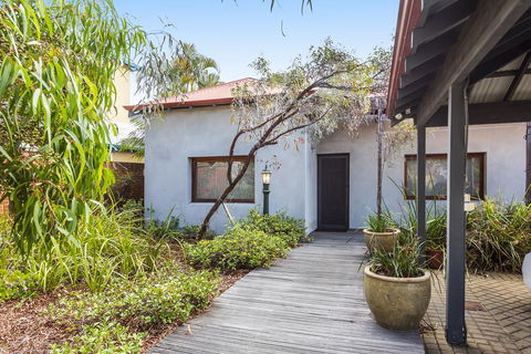 Cottesloe Eclectic House - Accommodation Guide 1