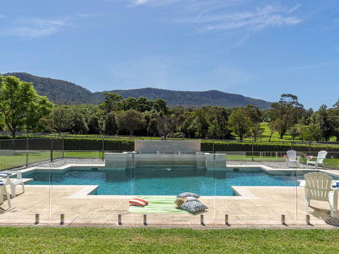 Cowley House - Stunning Entertainer, Views, Pool - Accommodation Guide 2
