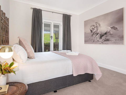 Cowley House - Stunning Entertainer, Views, Pool - Accommodation Guide 3