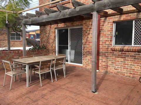 Cozy 3BR Townhouse In Liverpool CBD With Parking - Accommodation Asia 1