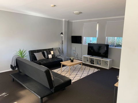 Cozy 3BR Townhouse In Liverpool CBD With Parking - Accommodation Asia 0