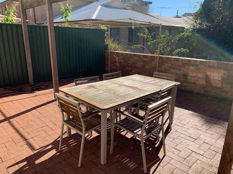 Cozy 3BR Townhouse In Liverpool CBD With Parking - Accommodation Asia 2