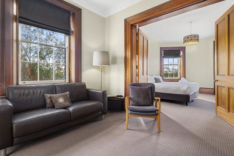 Cromwell Apartment - 3 Red Doors Battery Point - Accommodation Guide 1