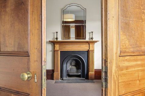 Cromwell Apartment - 3 Red Doors Battery Point - Accommodation Guide 2
