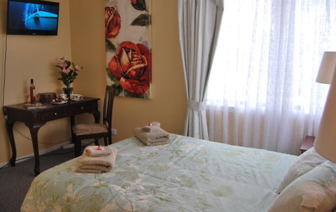 Cutmore Cottages - Meurants Manor - Accommodation Guide 1