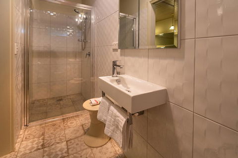 Cygnet, Studio On Sturt - Accommodation Asia 3