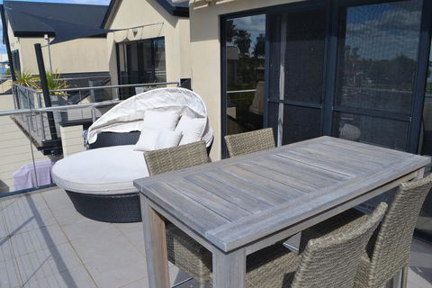 Cypress Drive Town House - Accommodation Asia 3