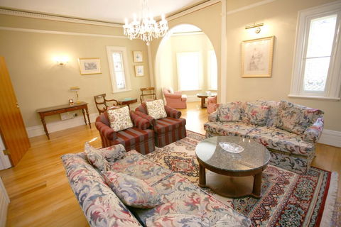 Darcy's Hotel - Accommodation Guide 2