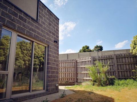 Delicate And Peaceful Bundoora Townhouse 10-R1 - Accommodation Asia 1