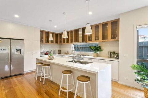 Dromana 300m Beach Shops And Cafes Table Tennis - Accommodation Asia 1