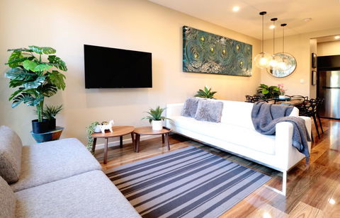 EROS City Fringe - Wifi, Wine, Netflix, Pets OK And Park Views! - Accommodation Guide 1