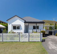 Escape to the Cottage 68 Tomaree Rd pet friendly and boat parking and WIFI