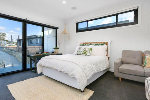 Eternity 141 - Room With Private Bathroom, Balcony Bed & Breakfast - Accommodation Asia 2