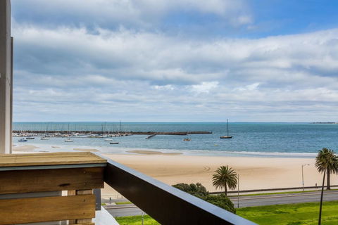 Exquisite 2 Bed Apartment With Beach & City Views - Accommodation Asia 1