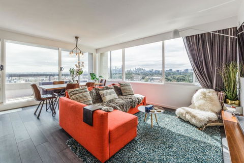 Exquisite 2 Bed Apartment With Beach & City Views - Accommodation Asia 0