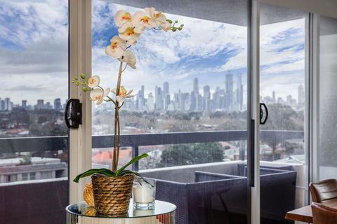 Exquisite 2 Bed Apartment With Beach & City Views - Accommodation Asia 2