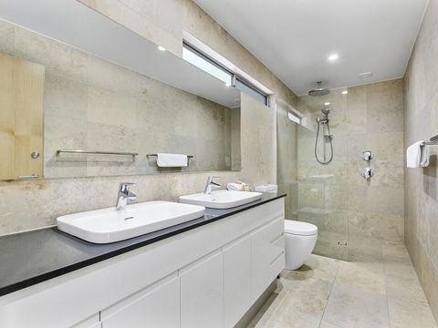Exquisite Penthouse With Views To Laguna Bay - Unit 3 Taralla 18 Edgar Bennett Avenue - Accommodation Asia 3