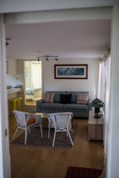 Funky Flat On Acreage - Accommodation Asia 3