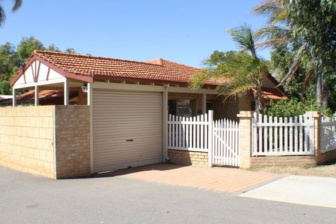 Geraldton Luxury Retreat 2 - Accommodation Asia 0