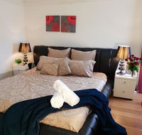 GIRLS ONLY. Large bedroom with KING bed close to everything - Accommodation Asia