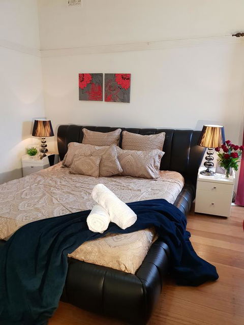 GIRLS ONLY. Large Bedroom With KING Bed, Close To Everything - Accommodation Guide 0