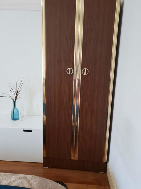 GIRLS ONLY. Large Bedroom With KING Bed, Close To Everything - Accommodation Guide 1