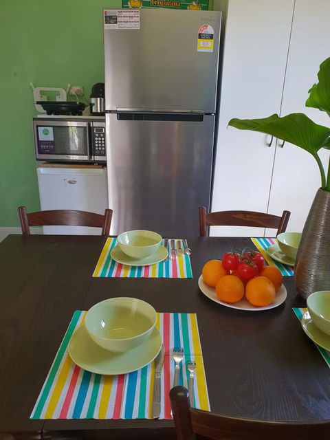 GIRLS ONLY. Large Bedroom With KING Bed, Close To Everything - Accommodation Guide 3