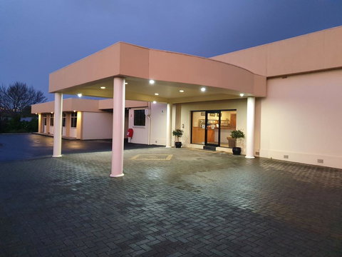 Golden Chain Tower Motor Inn - Accommodation Asia 2