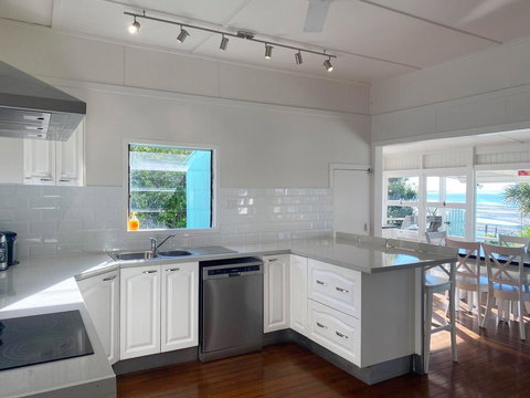 Golden Sands At Beachmere - Accommodation Asia 2