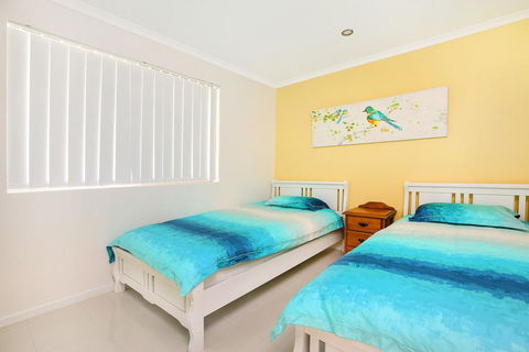 Golden Shores Unit 1, 21 Landsborough Parade - Accommodation Asia 3