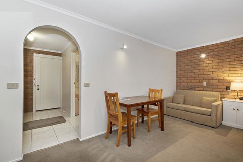Golden Square Motor Inn - Accommodation Asia 2