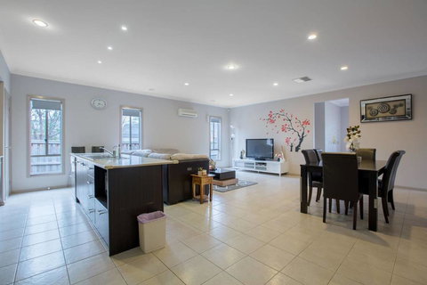 Gorgeous 4BR Home In Point Cook - Accommodation Guide 3