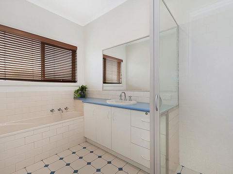 GUILDFORD COTTAGE - Accommodation Guide 1