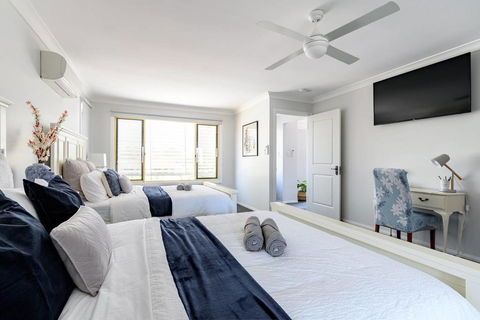 Hamptons Waterfront Getaway - Accommodation Asia 2