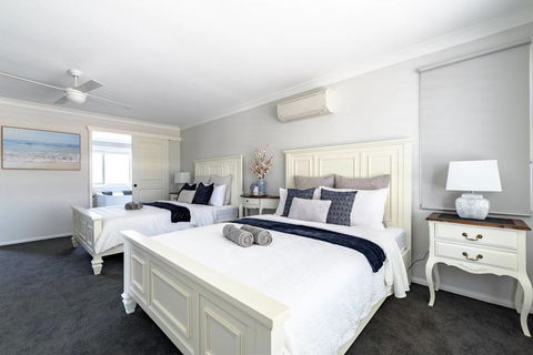 Hamptons Waterfront Getaway - Accommodation Asia 1
