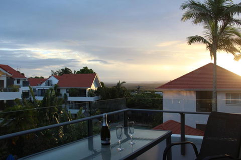 Haven On Noosa Hill - Sunset Views, Pools, Spa - Accommodation Asia 2