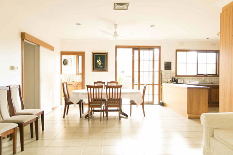 Hawthorn Holiday House - Accommodation Guide 0