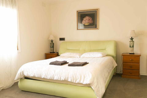 Hawthorn Holiday House - Accommodation Guide 1