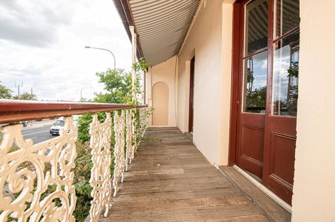Heritage Bowen Terrace 3 Bed, 2 Bath - Walk To CBD - Accommodation Asia 3