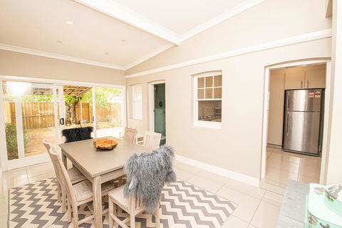 Heritage Bowen Terrace 3 Bed, 2 Bath - Walk To CBD - Accommodation Asia 0