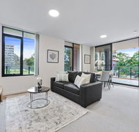 HomeHotel walking distance to Train and Westfield. - Accommodation Asia